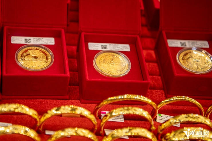 Giá vàng tăng bốc đầu, dầu lao dốc trước diễn biến mới