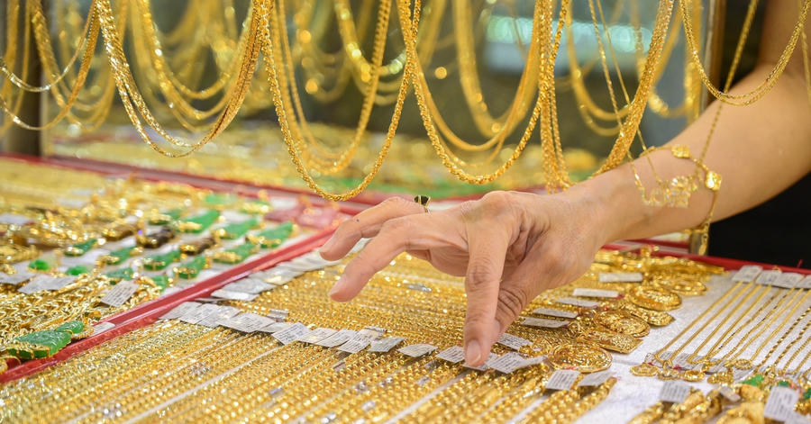 Giá vàng lao dốc dữ dội: vàng giấy bị xả, vàng thật vẫn được gom