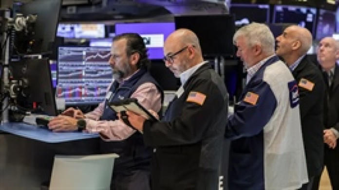 Dow Jones lập kỷ lục mới khi giá dầu hạ nhiệt