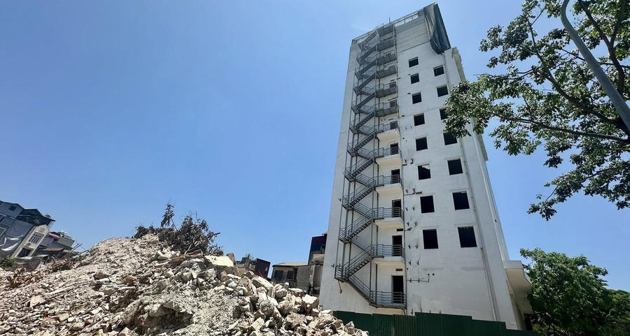Giải toả dự án Vành đai 2,5: Một toà nhà đang hoàn thiện bị “cắt góc”