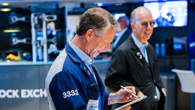 S&P 500 và Nasdaq lập đỉnh mới, Snowflake tăng 36.5%