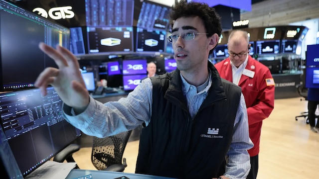 Dow Jones tăng gần 900 điểm, dòng tiền rời nhóm công nghệ
