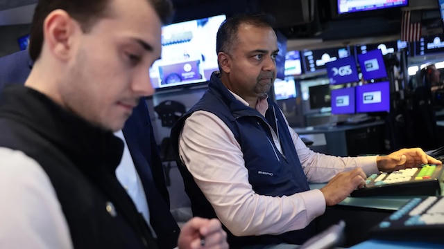 Nasdaq lao dốc hơn 4% vì bán tháo cổ phiếu chip