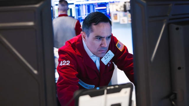 Dow Jones mất hơn 950 điểm, dầu tăng mạnh vì căng thẳng Iran