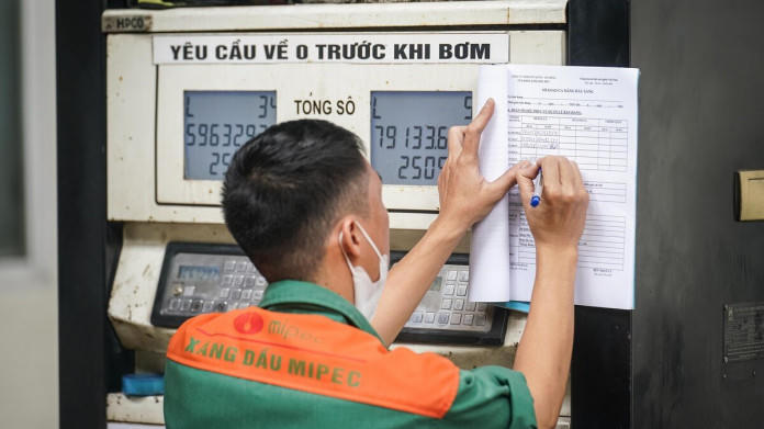 Giá xăng E10 giảm còn 20.750 đồng/lít, thấp hơn 1.310 đồng