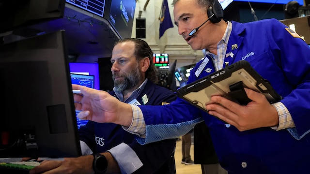 Dow Jones vượt 52,000 điểm, Alphabet vừa gia nhập rổ chỉ số